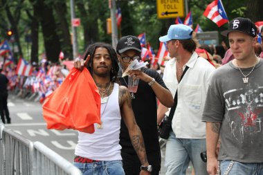 8 Haziran 2025, New York, ABD: Lil twist (rasta ile), orijinal adı Christopher Lynn Moore, Dallas merkezli rapçi, Just ina Valentine (kızıl saç), Amerikan televizyon sunucusu ve rapçi. 