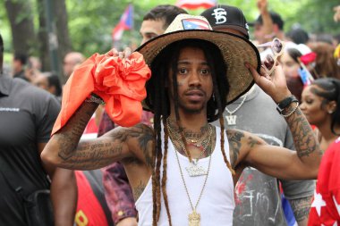 8 Haziran 2025, New York, ABD: Lil twist (rasta ile), orijinal adı Christopher Lynn Moore, Dallas merkezli rapçi, Just ina Valentine (kızıl saç), Amerikan televizyon sunucusu ve rapçi. 