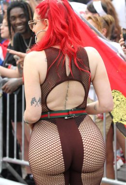 8 Haziran 2025, New York, ABD: Lil twist (rasta ile), orijinal adı Christopher Lynn Moore, Dallas merkezli rapçi, Just ina Valentine (kızıl saç), Amerikan televizyon sunucusu ve rapçi. 