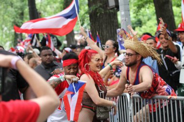 8 Haziran 2025, New York, ABD: Lil twist (rasta ile), orijinal adı Christopher Lynn Moore, Dallas merkezli rapçi, Just ina Valentine (kızıl saç), Amerikan televizyon sunucusu ve rapçi. 