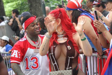 8 Haziran 2025, New York, ABD: Lil twist (rasta ile), orijinal adı Christopher Lynn Moore, Dallas merkezli rapçi, Just ina Valentine (kızıl saç), Amerikan televizyon sunucusu ve rapçi. 