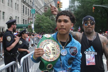 8 Haziran 2025, New York, ABD: New York 'ta 2025 Puerto Rika Günü geçit töreni. Oscar Valdez, Meksikalı profesyonel boksör, WBC şampiyonluk kemeri tutuyor. (niyi fote / the new ws2) 