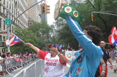 8 Haziran 2025, New York, ABD: New York 'ta 2025 Puerto Rika Günü geçit töreni. Oscar Valdez, Meksikalı profesyonel boksör, WBC şampiyonluk kemeri tutuyor. (niyi fote / the new ws2) 