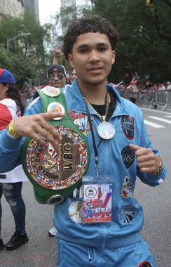 8 Haziran 2025, New York, ABD: New York 'ta 2025 Puerto Rika Günü geçit töreni. Oscar Valdez, Meksikalı profesyonel boksör, WBC şampiyonluk kemeri tutuyor. (niyi fote / the new ws2) 
