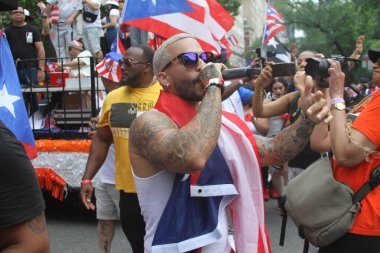 8 Haziran 2025, New York, ABD: New York 'ta 2025 Puerto Rika Günü geçit töreni. Oscar Valdez, Meksikalı profesyonel boksör, WBC şampiyonluk kemeri tutuyor. (niyi fote / the new ws2) 