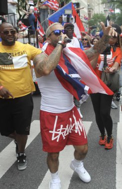 8 Haziran 2025, New York, ABD: New York 'ta 2025 Puerto Rika Günü geçit töreni. Oscar Valdez, Meksikalı profesyonel boksör, WBC şampiyonluk kemeri tutuyor. (niyi fote / the new ws2) 