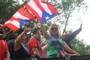 8 Haziran 2025, New York, ABD: New York 'ta 2025 Puerto Rika Günü geçit töreni. Oscar Valdez, Meksikalı profesyonel boksör, WBC şampiyonluk kemeri tutuyor. (niyi fote / the new ws2) 