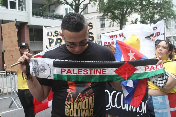New York, ABD: 8 Haziran 2025 - 2025 'te New York' taki ulusal Porto Riko Günü geçidi Filistin 'in savaşın sona ermesi ve libe için mücadele etmesi talebiyle 8 Haziran Pazar günü düzenlendi. (Niyi Fote/Thenews2)
