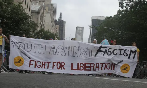 New York, ABD: 8 Haziran 2025 - 2025 'te New York' taki ulusal Porto Riko Günü geçidi Filistin 'in savaşın sona ermesi ve libe için mücadele etmesi talebiyle 8 Haziran Pazar günü düzenlendi. (Niyi Fote/Thenews2)