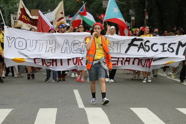 New York, ABD: 8 Haziran 2025 - 2025 'te New York' taki ulusal Porto Riko Günü geçidi Filistin 'in savaşın sona ermesi ve libe için mücadele etmesi talebiyle 8 Haziran Pazar günü düzenlendi. (Niyi Fote/Thenews2)