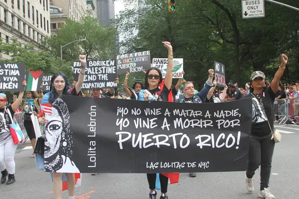 New York, ABD: 8 Haziran 2025 - 2025 'te New York' taki ulusal Porto Riko Günü geçidi Filistin 'in savaşın sona ermesi ve libe için mücadele etmesi talebiyle 8 Haziran Pazar günü düzenlendi. (Niyi Fote/Thenews2)