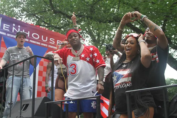 8 Haziran 2025, New York, ABD: Lil twist (rasta ile), orijinal adı Christopher Lynn Moore, Dallas merkezli rapçi, Just ina Valentine (kızıl saç), Amerikan televizyon sunucusu ve rapçi. 