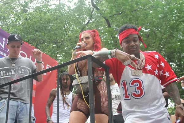 8 Haziran 2025, New York, ABD: Lil twist (rasta ile), orijinal adı Christopher Lynn Moore, Dallas merkezli rapçi, Just ina Valentine (kızıl saç), Amerikan televizyon sunucusu ve rapçi. 