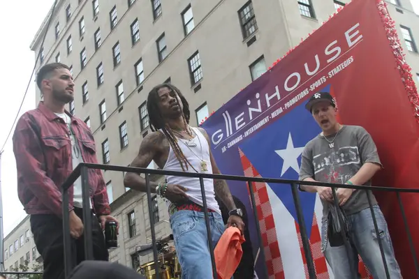 8 Haziran 2025, New York, ABD: Lil twist (rasta ile), orijinal adı Christopher Lynn Moore, Dallas merkezli rapçi, Just ina Valentine (kızıl saç), Amerikan televizyon sunucusu ve rapçi. 