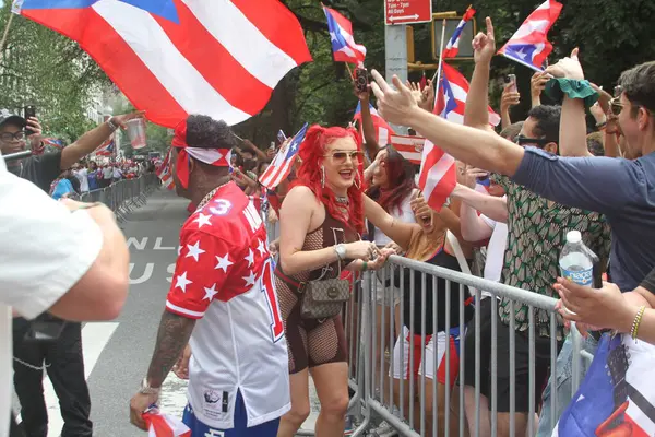 8 Haziran 2025, New York, ABD: Lil twist (rasta ile), orijinal adı Christopher Lynn Moore, Dallas merkezli rapçi, Just ina Valentine (kızıl saç), Amerikan televizyon sunucusu ve rapçi. 