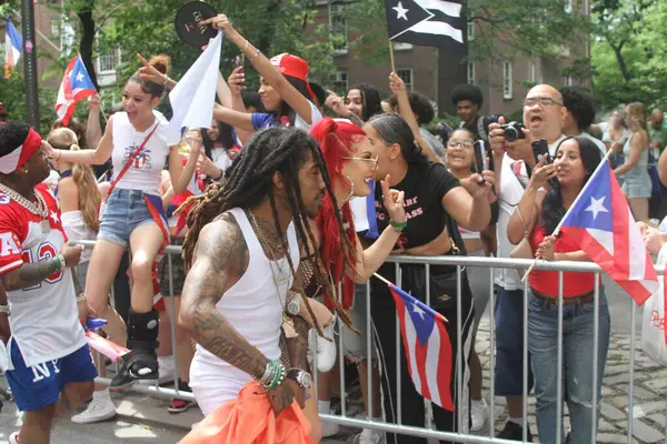 8 Haziran 2025, New York, ABD: Lil twist (rasta ile), orijinal adı Christopher Lynn Moore, Dallas merkezli rapçi, Just ina Valentine (kızıl saç), Amerikan televizyon sunucusu ve rapçi. 