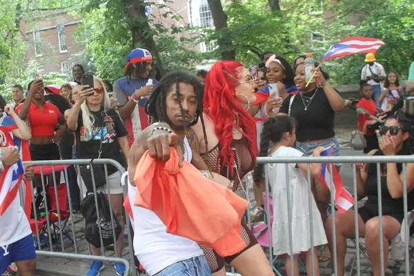 8 Haziran 2025, New York, ABD: Lil twist (rasta ile), orijinal adı Christopher Lynn Moore, Dallas merkezli rapçi, Just ina Valentine (kızıl saç), Amerikan televizyon sunucusu ve rapçi. 