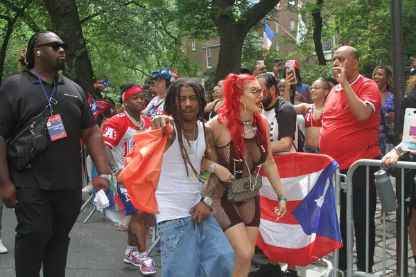 8 Haziran 2025, New York, ABD: Lil twist (rasta ile), orijinal adı Christopher Lynn Moore, Dallas merkezli rapçi, Just ina Valentine (kızıl saç), Amerikan televizyon sunucusu ve rapçi. 