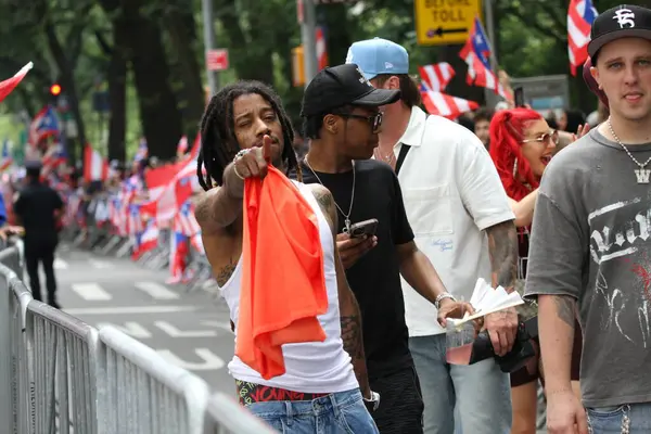 8 Haziran 2025, New York, ABD: Lil twist (rasta ile), orijinal adı Christopher Lynn Moore, Dallas merkezli rapçi, Just ina Valentine (kızıl saç), Amerikan televizyon sunucusu ve rapçi. 