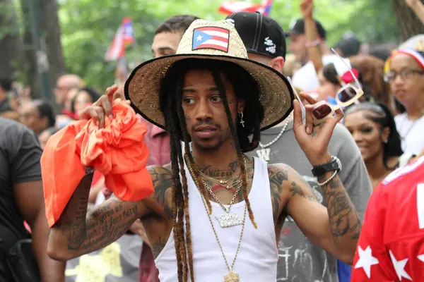 8 Haziran 2025, New York, ABD: Lil twist (rasta ile), orijinal adı Christopher Lynn Moore, Dallas merkezli rapçi, Just ina Valentine (kızıl saç), Amerikan televizyon sunucusu ve rapçi. 