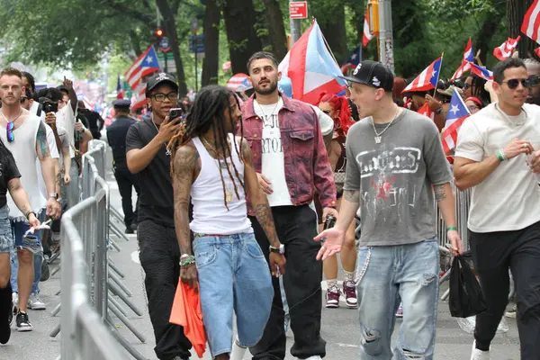 8 Haziran 2025, New York, ABD: Lil twist (rasta ile), orijinal adı Christopher Lynn Moore, Dallas merkezli rapçi, Just ina Valentine (kızıl saç), Amerikan televizyon sunucusu ve rapçi. 