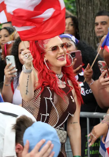 8 Haziran 2025, New York, ABD: Lil twist (rasta ile), orijinal adı Christopher Lynn Moore, Dallas merkezli rapçi, Just ina Valentine (kızıl saç), Amerikan televizyon sunucusu ve rapçi. 