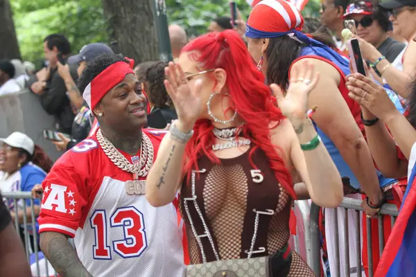 8 Haziran 2025, New York, ABD: Lil twist (rasta ile), orijinal adı Christopher Lynn Moore, Dallas merkezli rapçi, Just ina Valentine (kızıl saç), Amerikan televizyon sunucusu ve rapçi. 