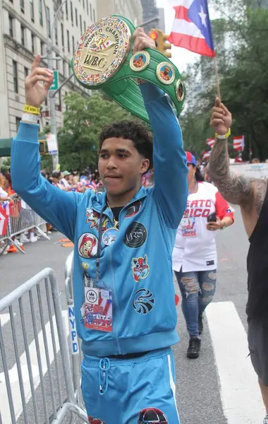 8 Haziran 2025, New York, ABD: New York 'ta 2025 Puerto Rika Günü geçit töreni. Oscar Valdez, Meksikalı profesyonel boksör, WBC şampiyonluk kemeri tutuyor. (niyi fote / the new ws2) 