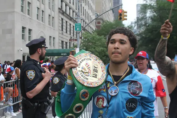 8 Haziran 2025, New York, ABD: New York 'ta 2025 Puerto Rika Günü geçit töreni. Oscar Valdez, Meksikalı profesyonel boksör, WBC şampiyonluk kemeri tutuyor. (niyi fote / the new ws2) 