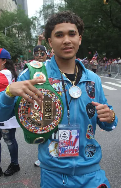 8 Haziran 2025, New York, ABD: New York 'ta 2025 Puerto Rika Günü geçit töreni. Oscar Valdez, Meksikalı profesyonel boksör, WBC şampiyonluk kemeri tutuyor. (niyi fote / the new ws2) 