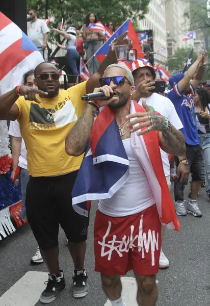 8 Haziran 2025, New York, ABD: New York 'ta 2025 Puerto Rika Günü geçit töreni. Oscar Valdez, Meksikalı profesyonel boksör, WBC şampiyonluk kemeri tutuyor. (niyi fote / the new ws2) 