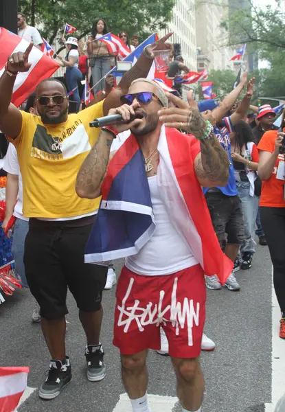 8 Haziran 2025, New York, ABD: New York 'ta 2025 Puerto Rika Günü geçit töreni. Oscar Valdez, Meksikalı profesyonel boksör, WBC şampiyonluk kemeri tutuyor. (niyi fote / the new ws2) 