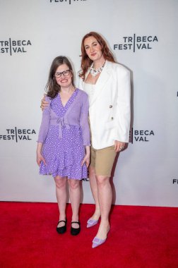 09 Haziran 2025, New York, New York, ABD: (l-r) Marguerite Breeden ve Mackenzie Breeden, Sva Tiyatrosu 'ndaki 2025 Tribeca Festivali sırasında düzenlenen galaya katıldılar.)