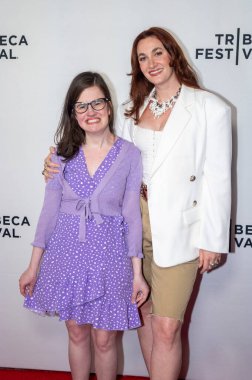 09 Haziran 2025, New York, New York, ABD: (l-r) Marguerite Breeden ve Mackenzie Breeden, Sva Tiyatrosu 'ndaki 2025 Tribeca Festivali sırasında düzenlenen galaya katıldılar.)