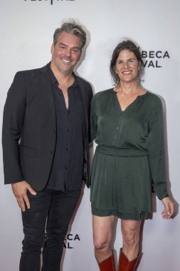 09 Haziran 2025, New York, New York, ABD: (I-r) Justin Hogan ve Jennifer Klide, Sva Tiyatrosu 'ndaki 2025 Tribeca Festivali' nin prömiyerine katıldılar.)