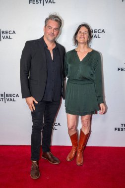 09 Haziran 2025, New York, New York, ABD: (I-r) Justin Hogan ve Jennifer Klide, Sva Tiyatrosu 'ndaki 2025 Tribeca Festivali' nin prömiyerine katıldılar.)