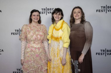 9 Haziran 2025, New York, New York, ABD: (l-r) Lillian carrier, Chloe Estelle ve konuk, Sva Tiyatrosu 'ndaki 2025 tribeca festivali (m10' lar / thenews2)