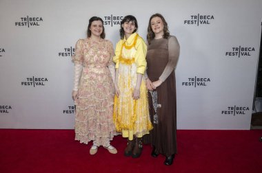 9 Haziran 2025, New York, New York, ABD: (l-r) Lillian carrier, Chloe Estelle ve konuk, Sva Tiyatrosu 'ndaki 2025 tribeca festivali (m10' lar / thenews2)