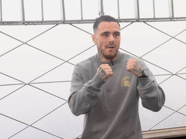 Richardson Hitchins, George Kambosos Jr. 'a karşı 14 Haziran' da Madison Square Garden 'da yapılacak dünya şampiyonluk maçı öncesinde Empire State binasında karşı karşıya geldi. 10 Haziran 2025, New York, ABD (niyi fote / theenews2)