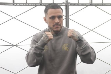 Richardson Hitchins, George Kambosos Jr. 'a karşı 14 Haziran' da Madison Square Garden 'da yapılacak dünya şampiyonluk maçı öncesinde Empire State binasında karşı karşıya geldi. 10 Haziran 2025, New York, ABD (niyi fote / theenews2)