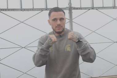 Richardson Hitchins, George Kambosos Jr. 'a karşı 14 Haziran' da Madison Square Garden 'da yapılacak dünya şampiyonluk maçı öncesinde Empire State binasında karşı karşıya geldi. 10 Haziran 2025, New York, ABD (niyi fote / theenews2)