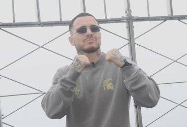 Richardson Hitchins, George Kambosos Jr. 'a karşı 14 Haziran' da Madison Square Garden 'da yapılacak dünya şampiyonluk maçı öncesinde Empire State binasında karşı karşıya geldi. 10 Haziran 2025, New York, ABD (niyi fote / theenews2)