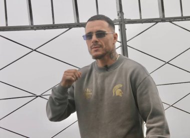 Richardson Hitchins, George Kambosos Jr. 'a karşı 14 Haziran' da Madison Square Garden 'da yapılacak dünya şampiyonluk maçı öncesinde Empire State binasında karşı karşıya geldi. 10 Haziran 2025, New York, ABD (niyi fote / theenews2)