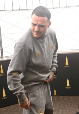 Richardson Hitchins, George Kambosos Jr. 'a karşı 14 Haziran' da Madison Square Garden 'da yapılacak dünya şampiyonluk maçı öncesinde Empire State binasında karşı karşıya geldi. 10 Haziran 2025, New York, ABD (niyi fote / theenews2)