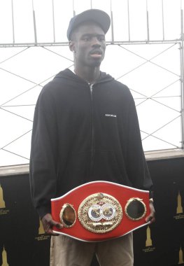 Richardson Hitchins, George Kambosos Jr. 'a karşı 14 Haziran' da Madison Square Garden 'da yapılacak dünya şampiyonluk maçı öncesinde Empire State binasında karşı karşıya geldi. 10 Haziran 2025, New York, ABD (niyi fote / theenews2)