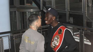 Richardson Hitchins, George Kambosos Jr. 'a karşı 14 Haziran' da Madison Square Garden 'da yapılacak dünya şampiyonluk maçı öncesinde Empire State binasında karşı karşıya geldi. 10 Haziran 2025, New York, ABD (niyi fote / theenews2)