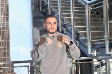 Richardson Hitchins, George Kambosos Jr. 'a karşı 14 Haziran' da Madison Square Garden 'da yapılacak dünya şampiyonluk maçı öncesinde Empire State binasında karşı karşıya geldi. 10 Haziran 2025, New York, ABD (niyi fote / theenews2)