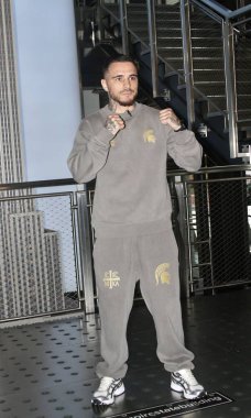 Richardson Hitchins, George Kambosos Jr. 'a karşı 14 Haziran' da Madison Square Garden 'da yapılacak dünya şampiyonluk maçı öncesinde Empire State binasında karşı karşıya geldi. 10 Haziran 2025, New York, ABD (niyi fote / theenews2)