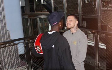 Richardson Hitchins, George Kambosos Jr. 'a karşı 14 Haziran' da Madison Square Garden 'da yapılacak dünya şampiyonluk maçı öncesinde Empire State binasında karşı karşıya geldi. 10 Haziran 2025, New York, ABD (niyi fote / theenews2)