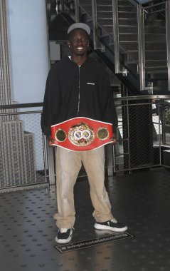 Richardson Hitchins, George Kambosos Jr. 'a karşı 14 Haziran' da Madison Square Garden 'da yapılacak dünya şampiyonluk maçı öncesinde Empire State binasında karşı karşıya geldi. 10 Haziran 2025, New York, ABD (niyi fote / theenews2)